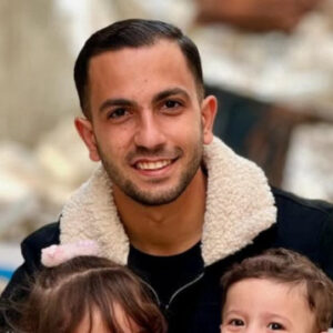 israil sifa hastanesi bahcesindeki muhabir cadirini bombaladi filistinin sesi olarak bilinen gazeteci enes el serif katledildi tl8BPytM