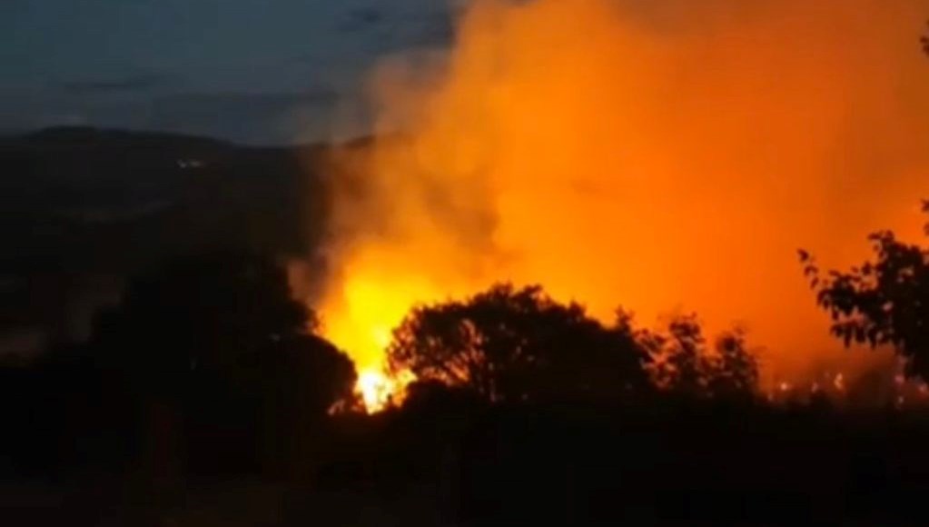 balikesirde yangin yol kenarinda basladi ormana sicradi gRjjdPEK