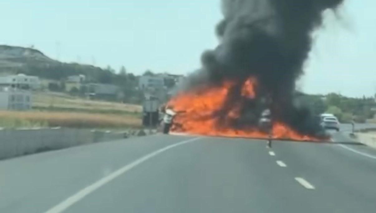 seyir halindeki kamyonet alevalev yandi z64UeQTE