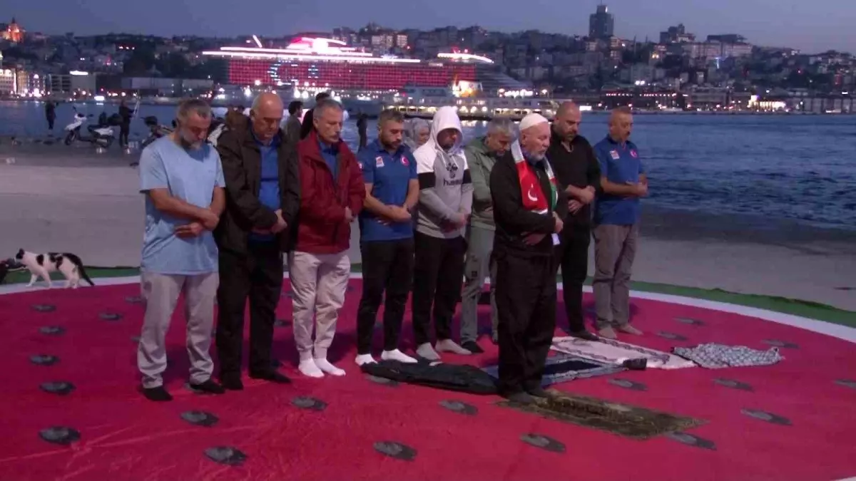 yuzuculerden gazzeye destek kulaclari ZTwPQObs