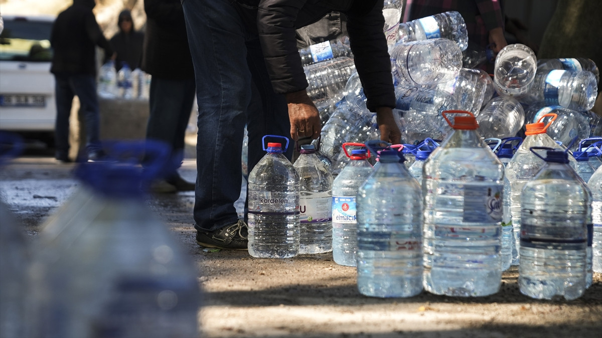 ankarada su cilesi suruyor vatandaslar ellerinde bidonlarla su dolduruyor 6Jg6a7G3