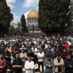 binlerce-musluman-cuma-namazi-icin-mescid-i-aksaya-akin-etti-GpURCgtH