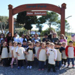 didimde-cocuklar-toprakla-bulustu-kendi-ektikleri-marullari-hasat-ettiler-fIBrn3Bp