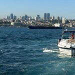 Istanbulda kiz kulesi onlerinde suruklenen tekne kurtarildi qvwc1xFX