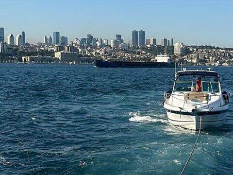 Istanbulda kiz kulesi onlerinde suruklenen tekne kurtarildi qvwc1xFX